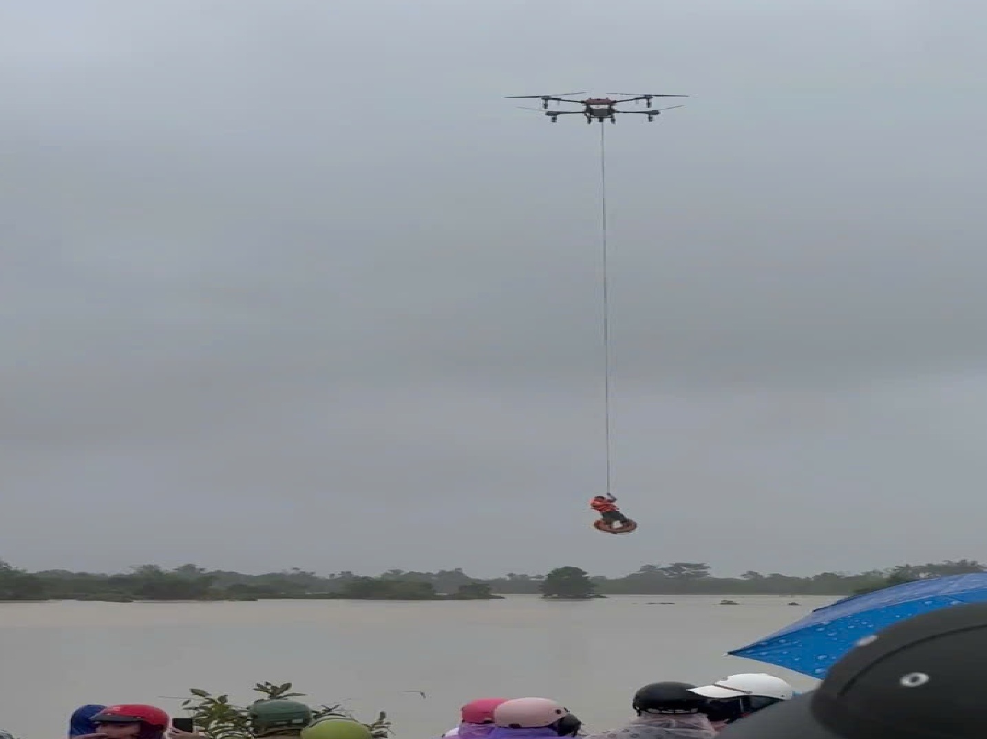 Người dân và cơ quan chức năng dùng máy bay không người lái cứu sống 1 người bị lật thuyền 