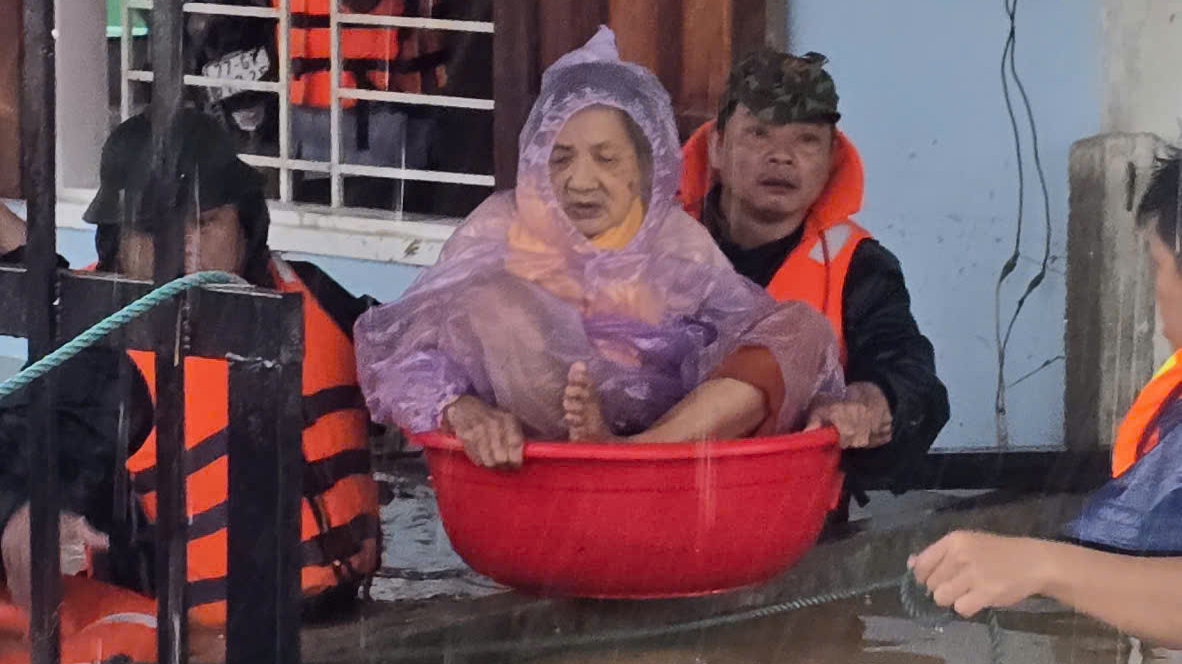 Bộ CHQS tỉnh Gia Lai hỗ trợ người dân vùng lũ - ảnh LĐD