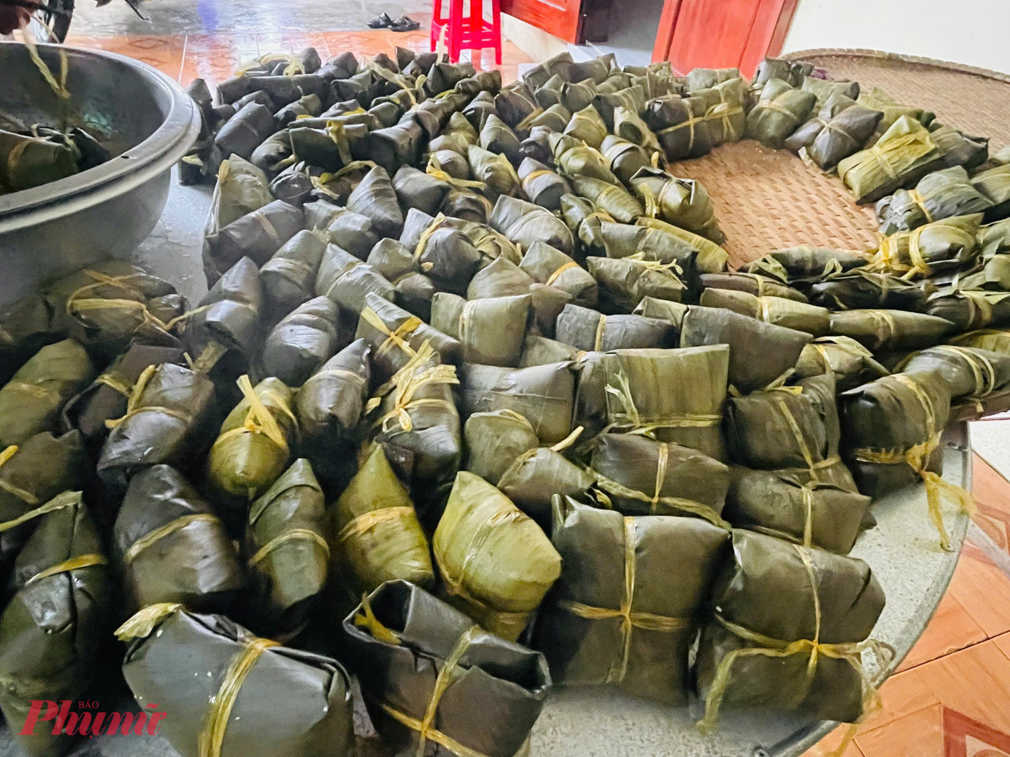 Người dân chung tay góp sức nấu bánh chưng ủng hộ đồng bào gặp thiên tai