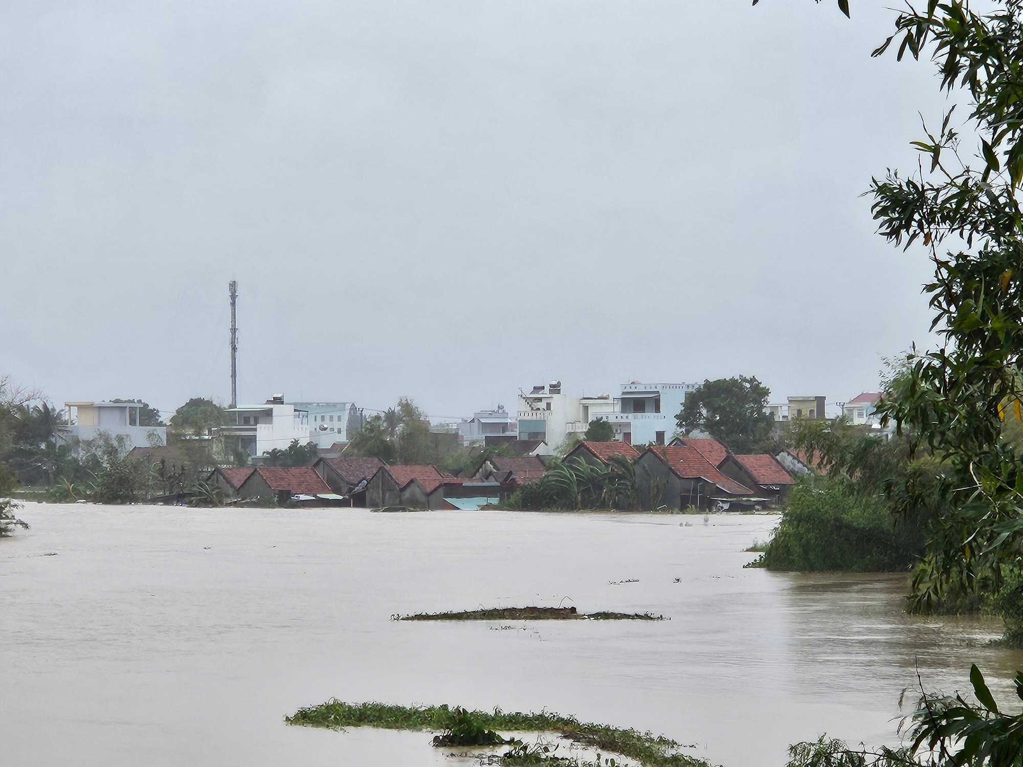 Nhiều khu vực ở các xã phía Đông tỉnh Đắk Lắk vẫn ngập sâu - Ảnh: M.N.
