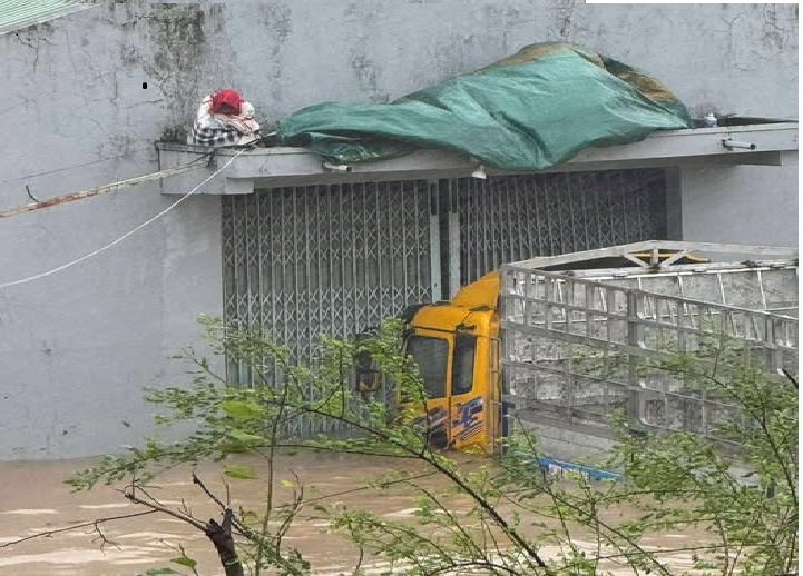 Những hình ảnh rơi nước mắt trong những ngày mưa lũ  - Ảnh: MXH