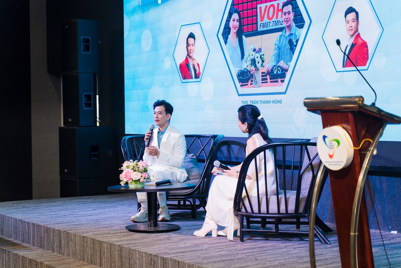 MC - Thạc sĩ Trần Thanh Hùng (trái) trong ngày ra mắt sách - Ảnh: NVCC