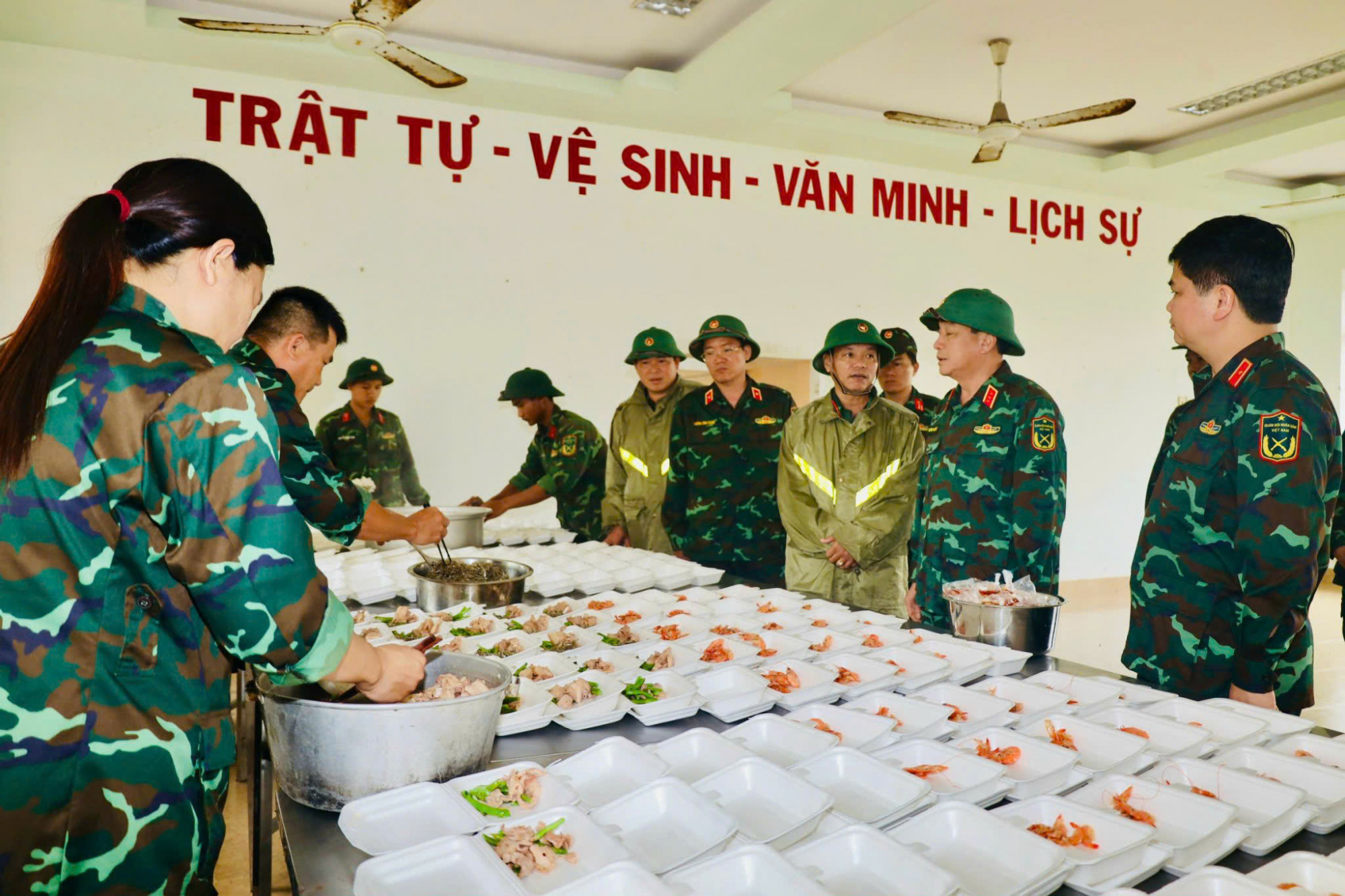 Sư đoàn BB305 tổ chức nấu 200 suất cơm, gửi đến bà con nhân dân phường Tây Nha Trang, đang được bố trí ở tập trung tại Trường THCS Vĩnh Hiệp_Ảnh: Lê Phúc.
