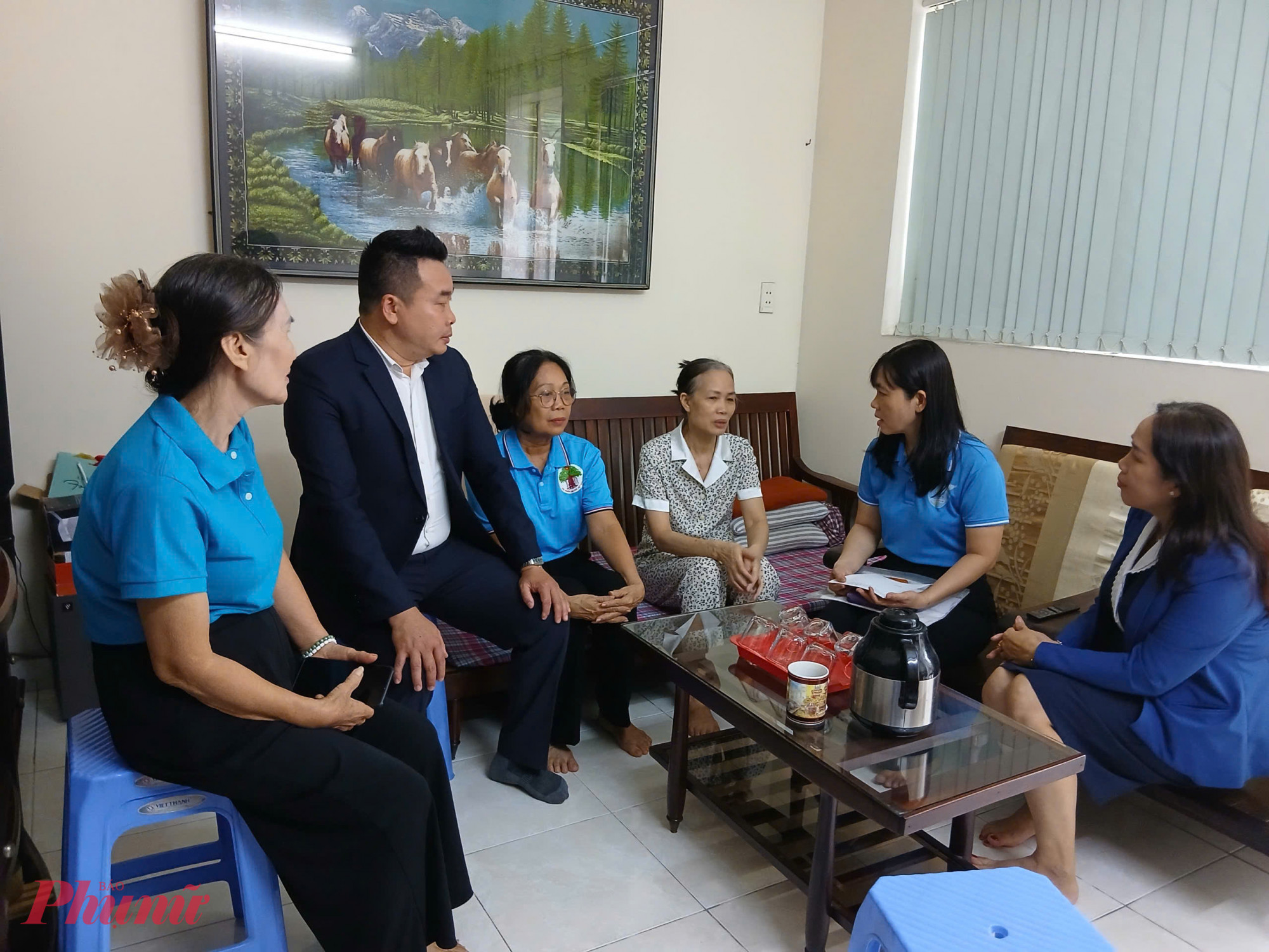 Dịp này, Hội LHPN phường Tân Sơn phối hợp với Tập đoàn Apec tổ chức thăm và trao quà cho phụ nữ khó khăn