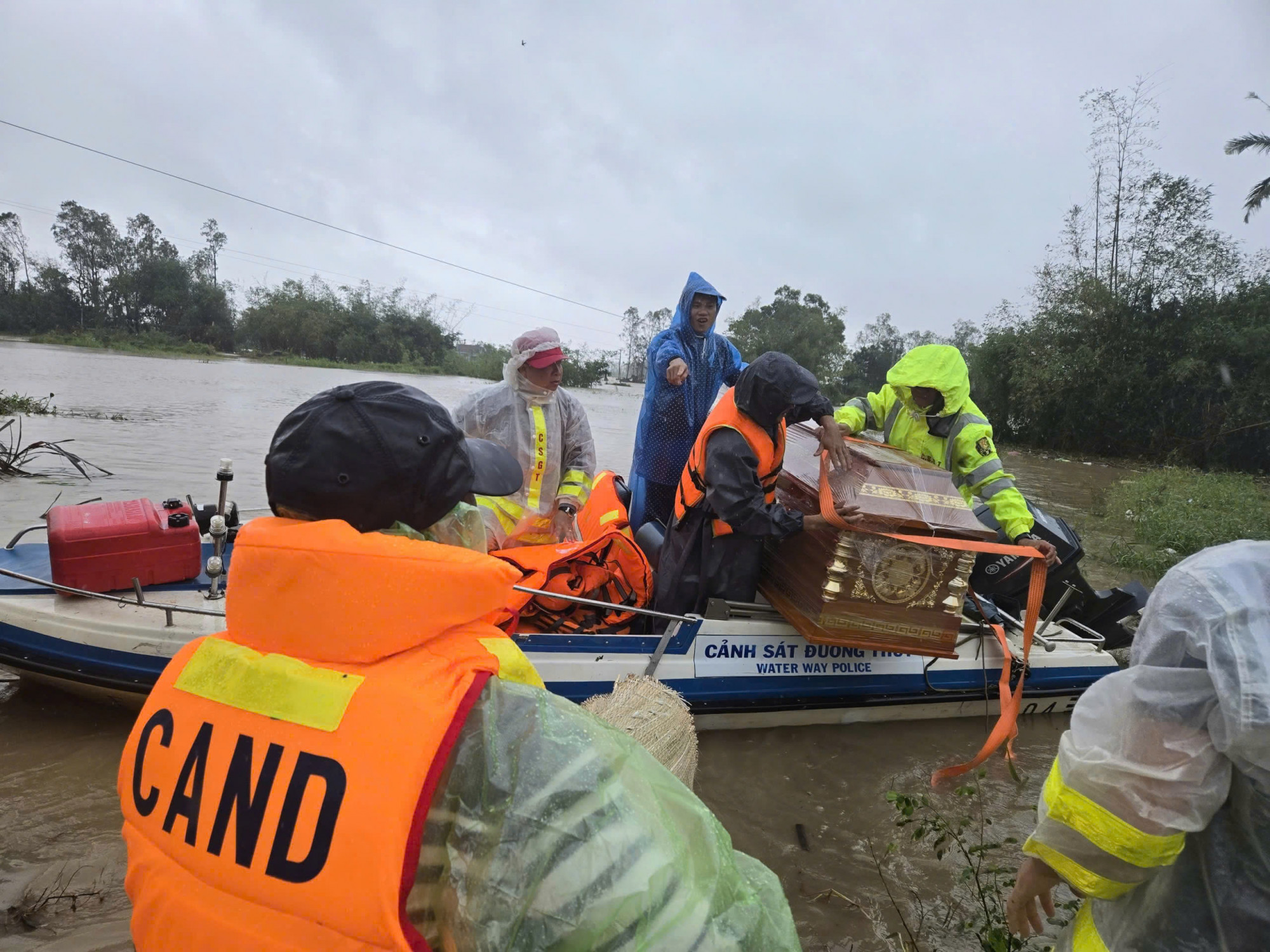 Sau hơn một giờ vượt lũ, lực lượng Cảnh sát đường thủy đã đưa quan tài cháu U. đến khu vực an toàn 