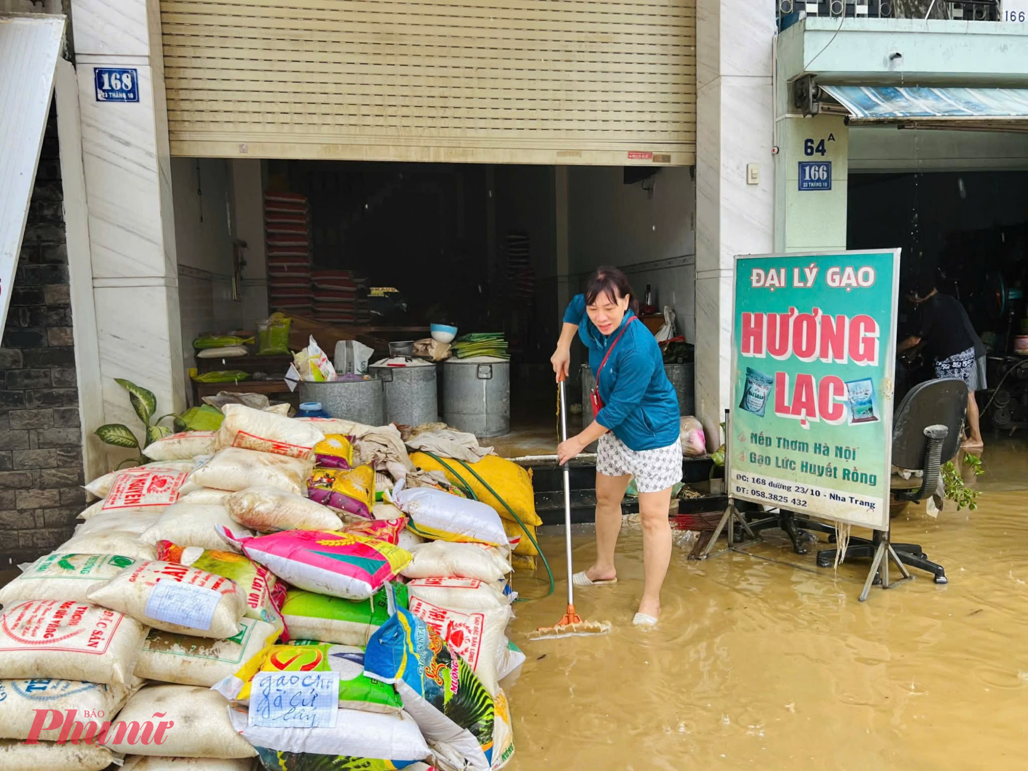 Chị Đỗ Thị Thu Hương, chủ đại lý gạo Hương Lạc bật khóc khi mở cửa sau nước rút