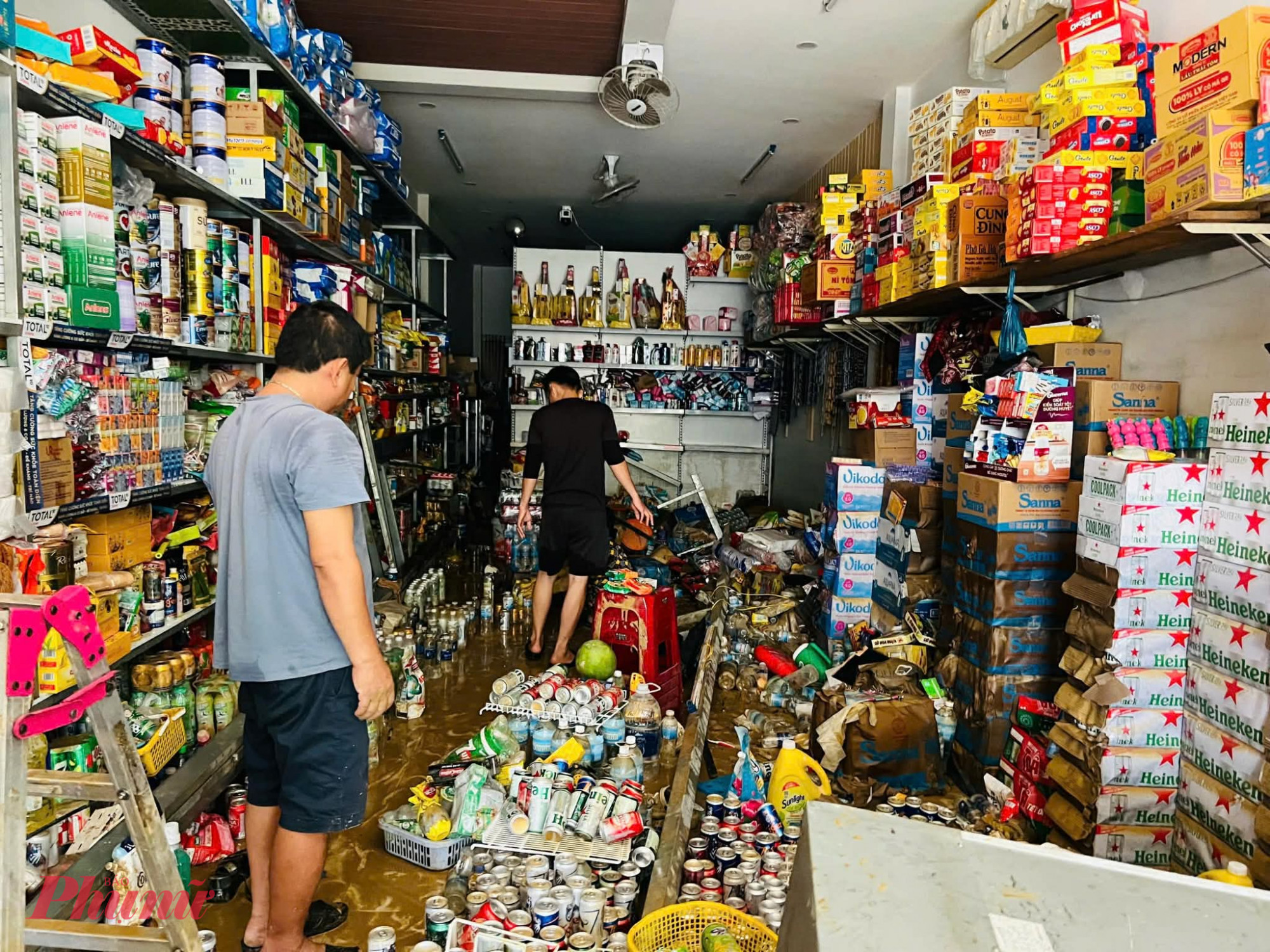 Hàng Tết trở thành đống phế liệu