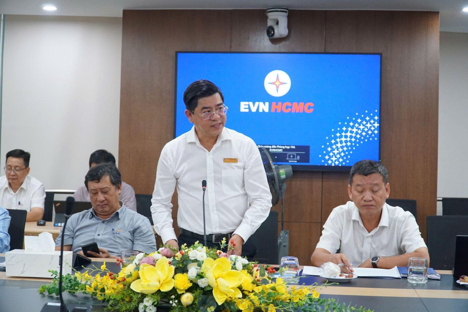 Ông Bùi Hải Thành - Phó tổng giám đốc EVNHCMC trao đổi tại cuộc họp - Ảnh: EVNHCMC