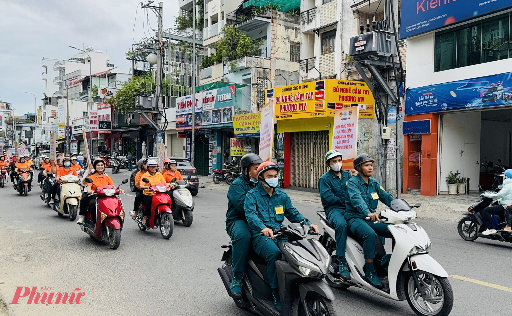Ngay sau lễ phát động, đoàn xe diễu hành chính thức xuất phát tuyên truyền trên các tuyến đường Âu Cơ – Đồng Đen – Phạm Phú Thứ – Lạc Long Quân – Âu Cơ, tạo khí thế sôi nổi và thu hút sự hưởng ứng của người dân. - Ảnh: NT