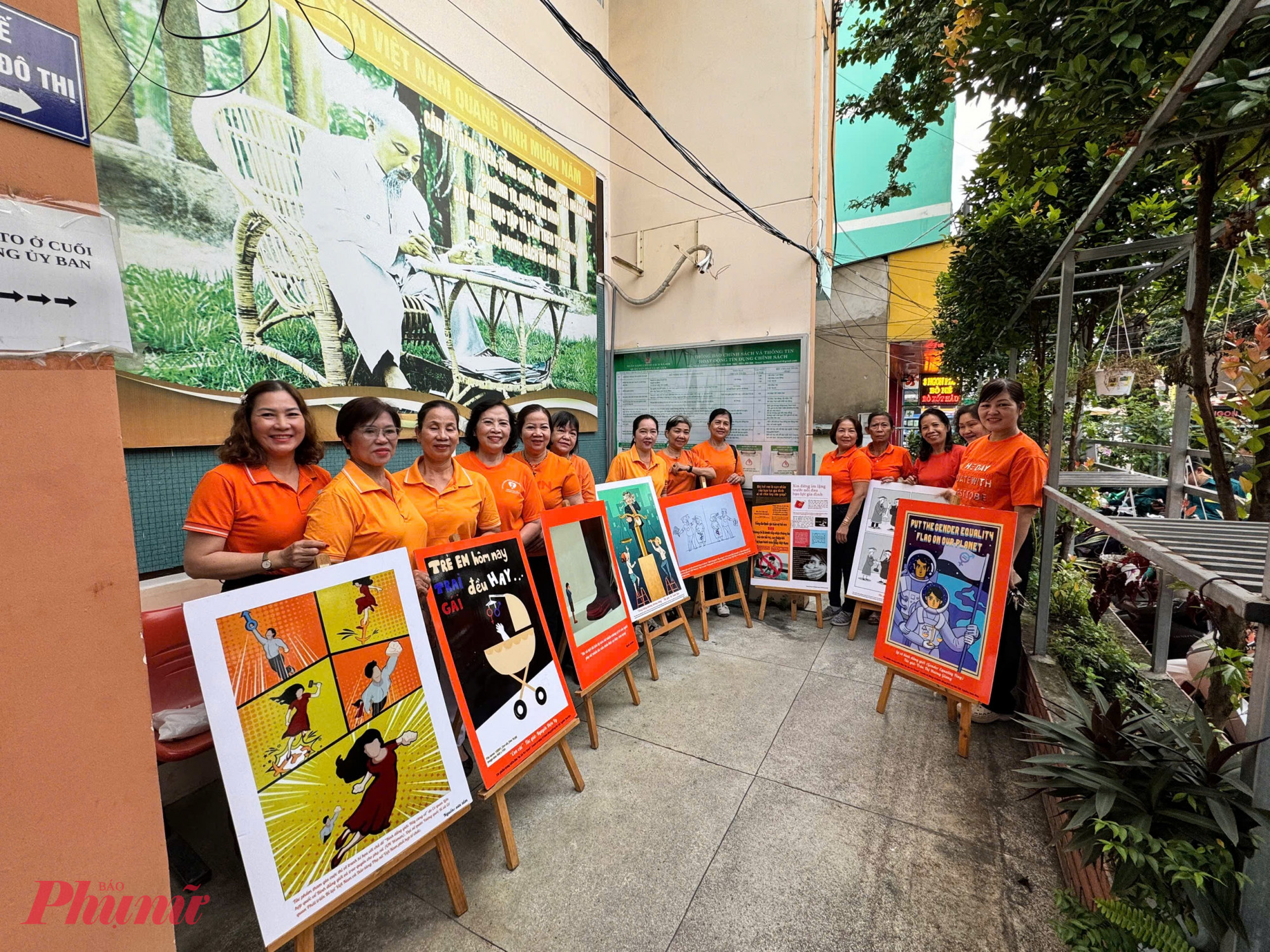  Dịp này, Ban tổ chức còn tổ chức triển lãm ảnh chủ đề “Bình đẳng giới – nền tảng xây dựng gia đình hạnh phúc”. - Ảnh: NT