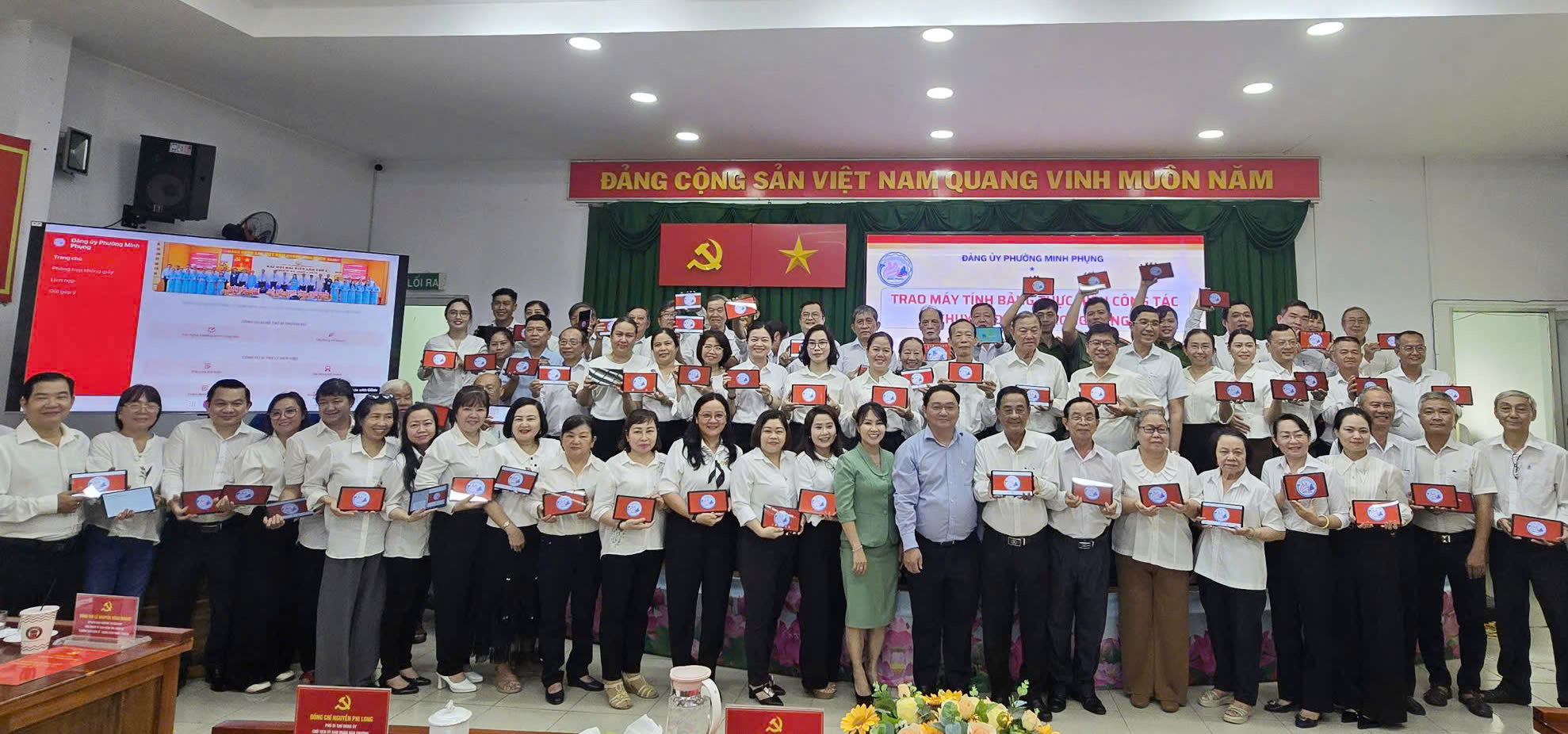 69 máy tính bảng vừa được phường Minh Phụng tặng các chi bộ, đảng bộ cơ sở và chi bộ trực thuộc