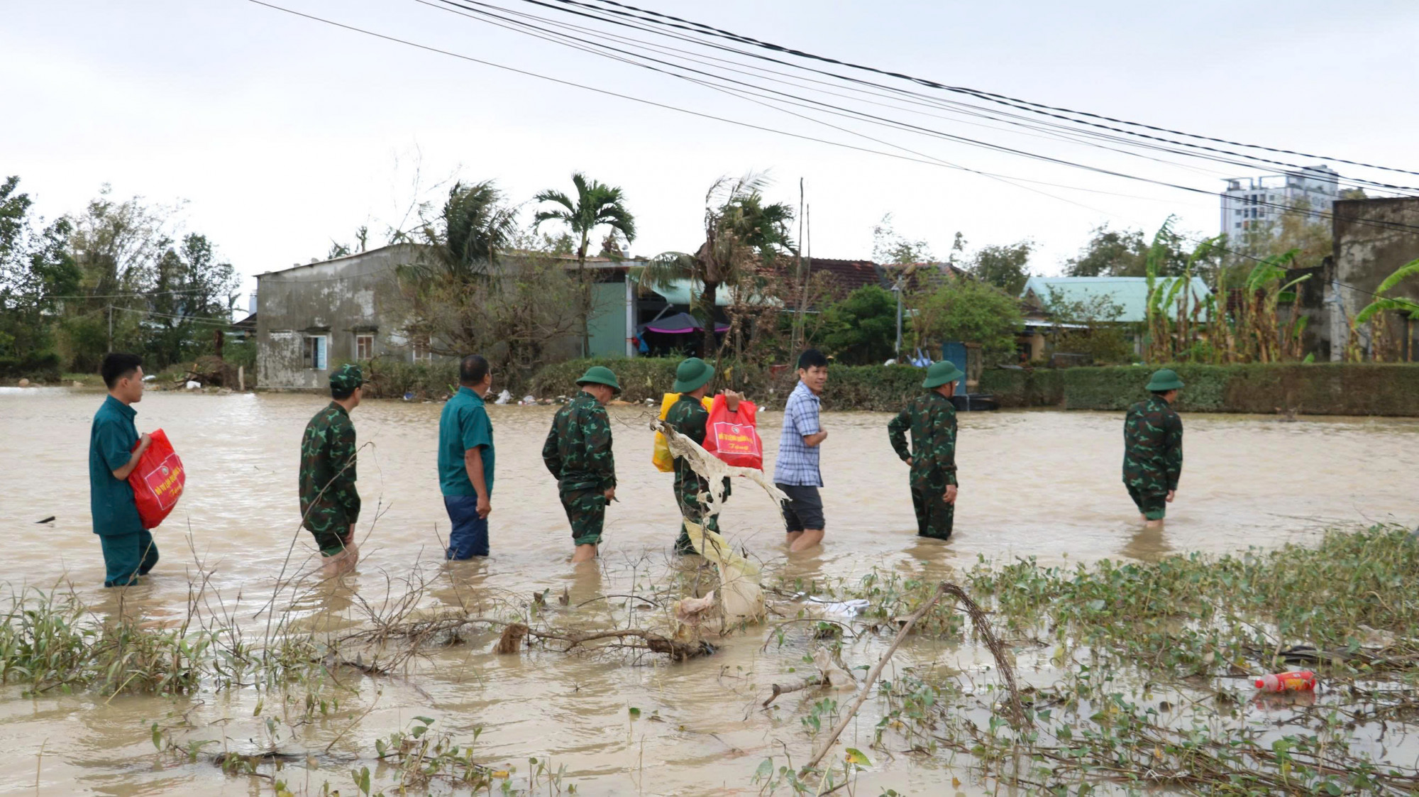 Thượng tướng Trương Thiên Tô - Phó Chủ nhiệm Tổng cục Chính trị Quân đội nhân dân (QĐND) Việt Nam - cùng đoàn công tác đã đi thăm, tặng quà người dân vùng lũ ở Gia Lai_Ảnh: Phạm Hùng.