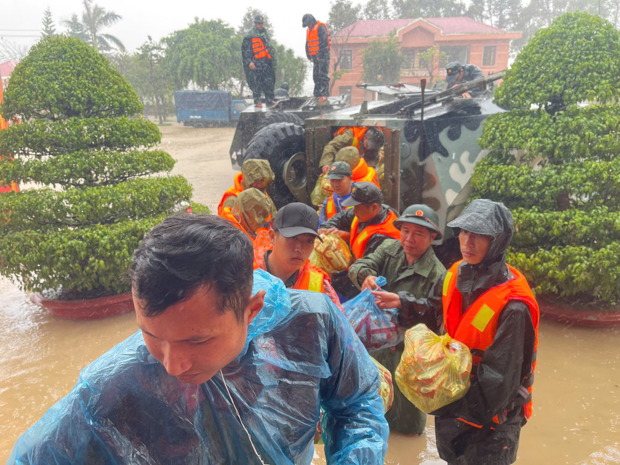 Đoàn xe thiết giáp của Quân khu 5 vận chuyển hàng ngàn phần quà cứu trợ khẩn cấp vào các vùng ngập sâu ở tỉnh Đắk Lắk_Ảnh: Văn Viễn.