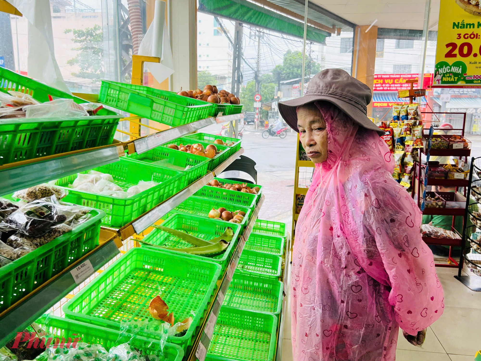Tìm rau sau lũ, rau xanh gần như “bốc hơi” tại các cửa hàng tại Nha Trang - Ảnh: Trần Hằng