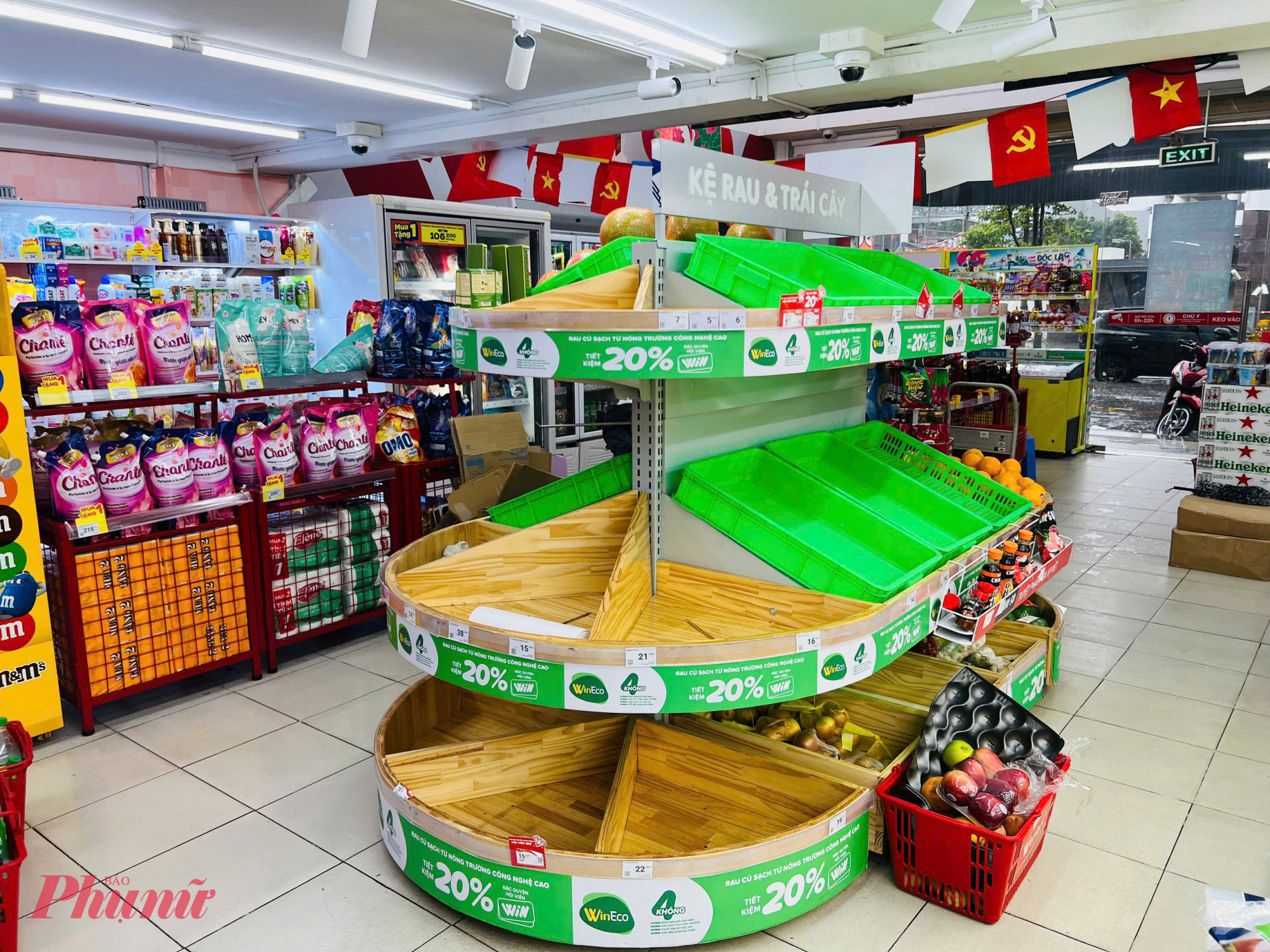 Siêu thị Vinmart+ cháy hàng rau củ - Ảnh: Trần Hằng