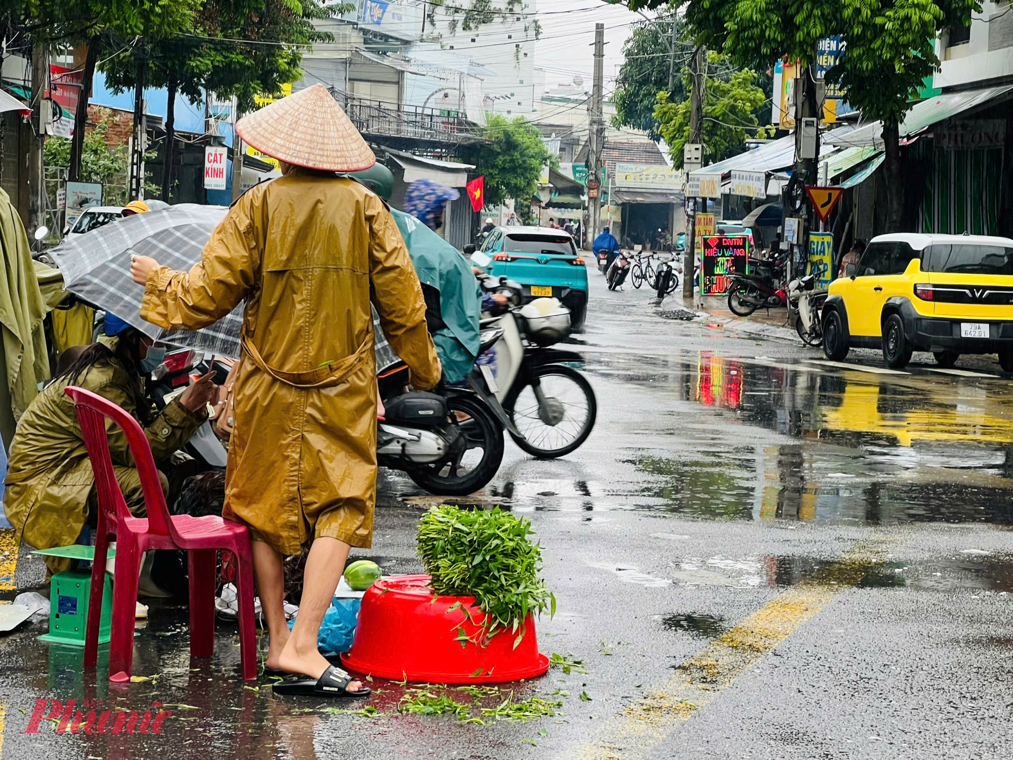Rau muống tăng gấp đôi ngày thường lên tới 30.000 đồng/bó - Ảnh: Trần Hằng