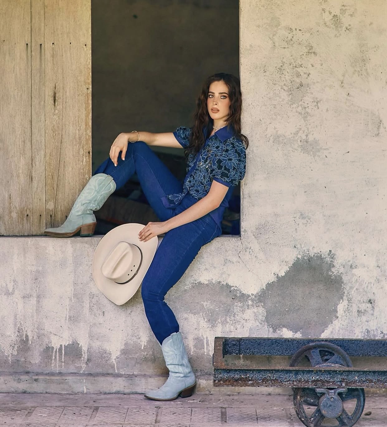 Khi hóa thân thành quý cô miền viễn du trong trang phục demin, 