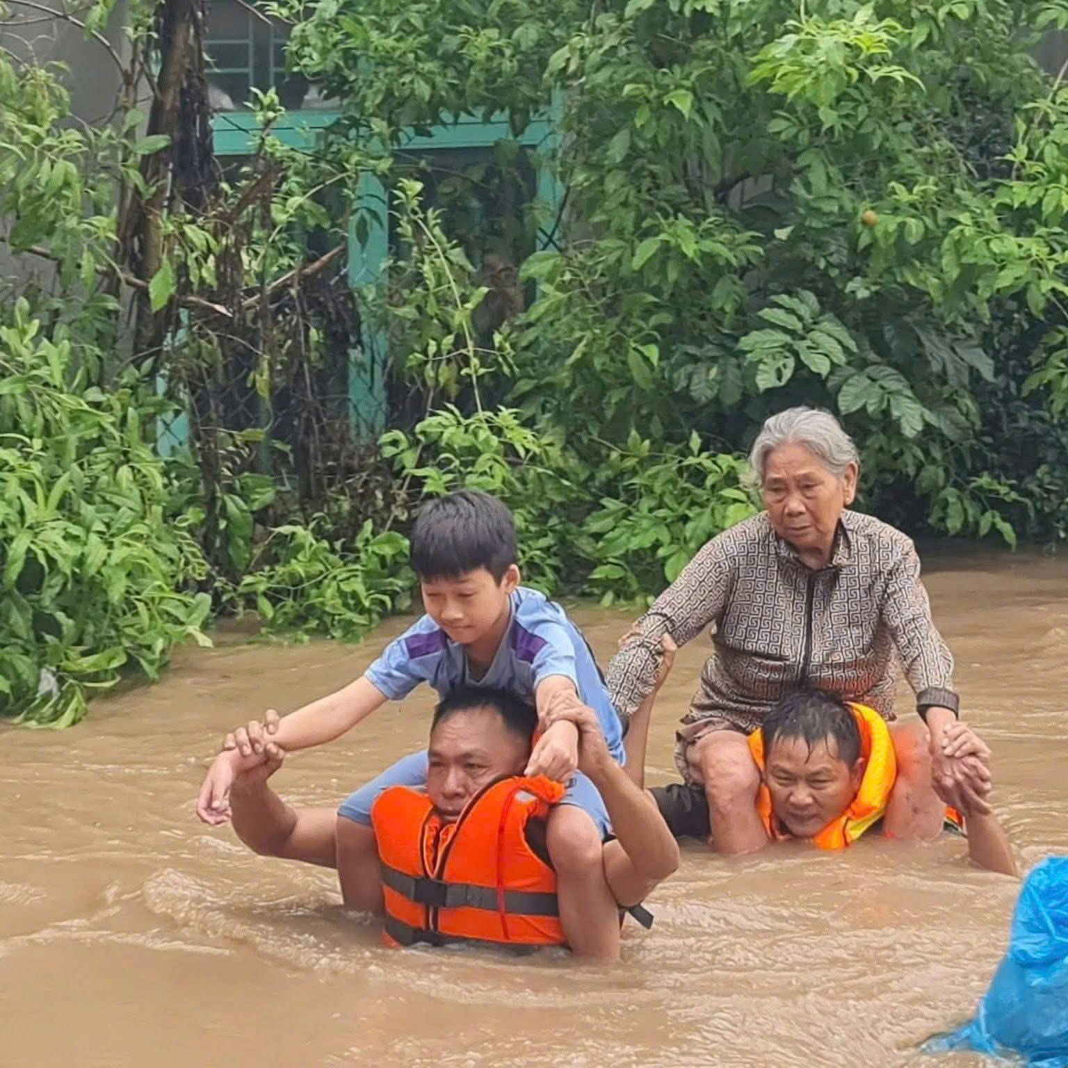 Tình người trong lũ lụt (Ảnh: Facebook Vô Thường)