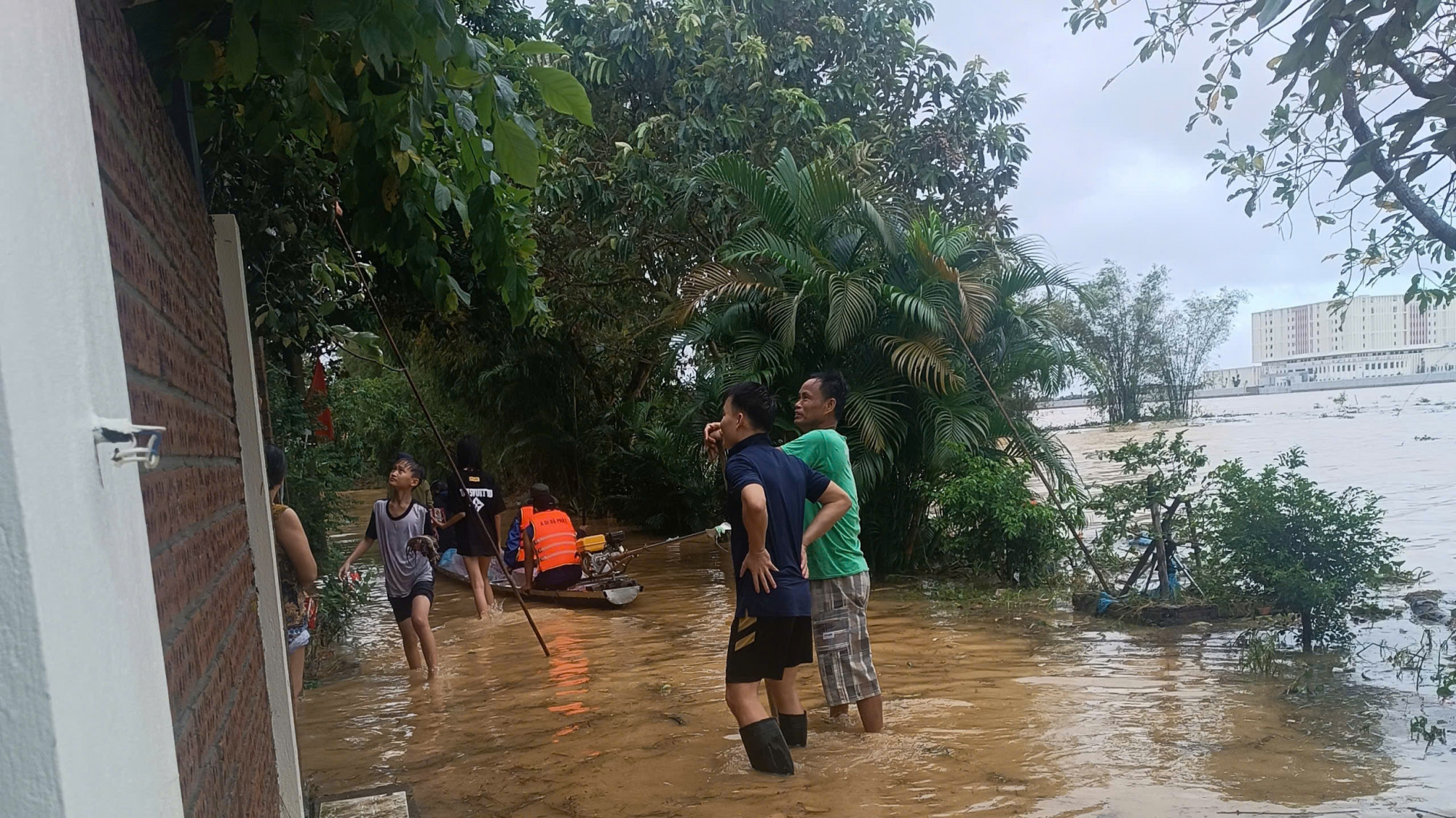 Xóm làng í ới gọi nhau lúc nước lụt đang rút (Ảnh: Vũ Hoài)