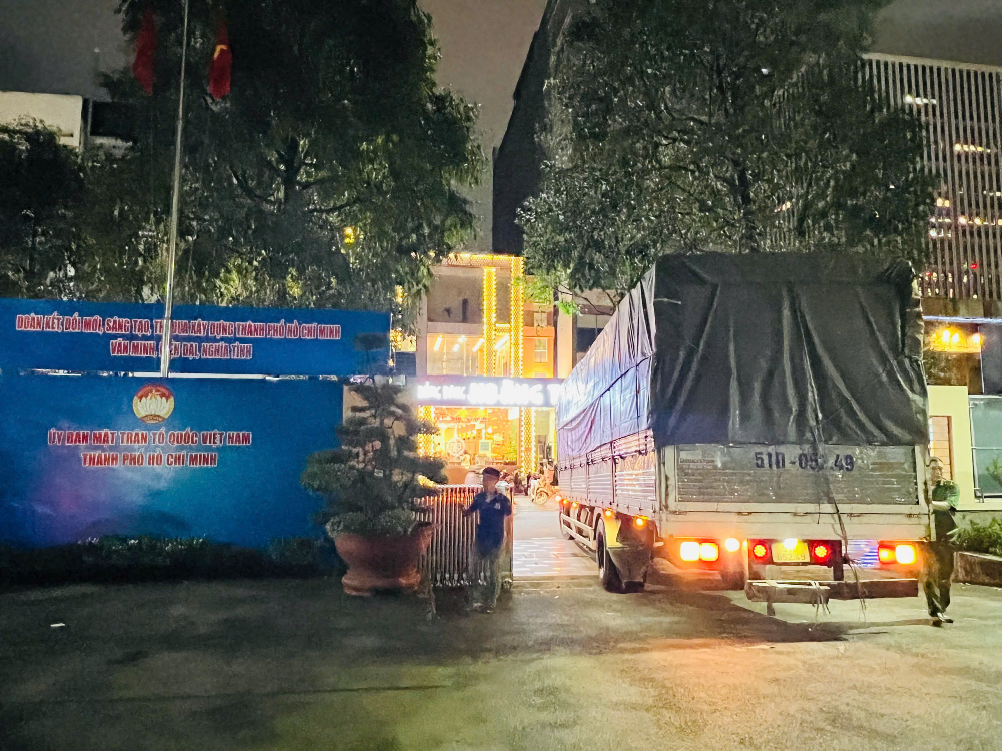 Ngay trong tối 21-11, Ủy ban MTTQ Việt Nam TPHCM đã chuyển gấp 15 tấn hàng hóa đến đồng bào vùng bão, lũ các tỉnh miền Trung