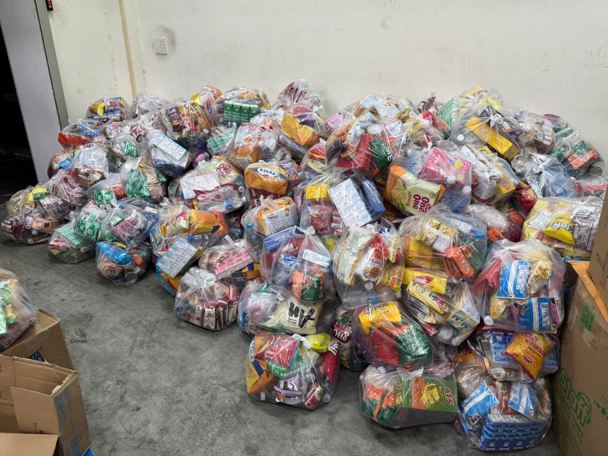 Các túi quà nhanh chóng đã được phân chia thành từng túi nhỏ, để kịp chuyển đến các địa phương