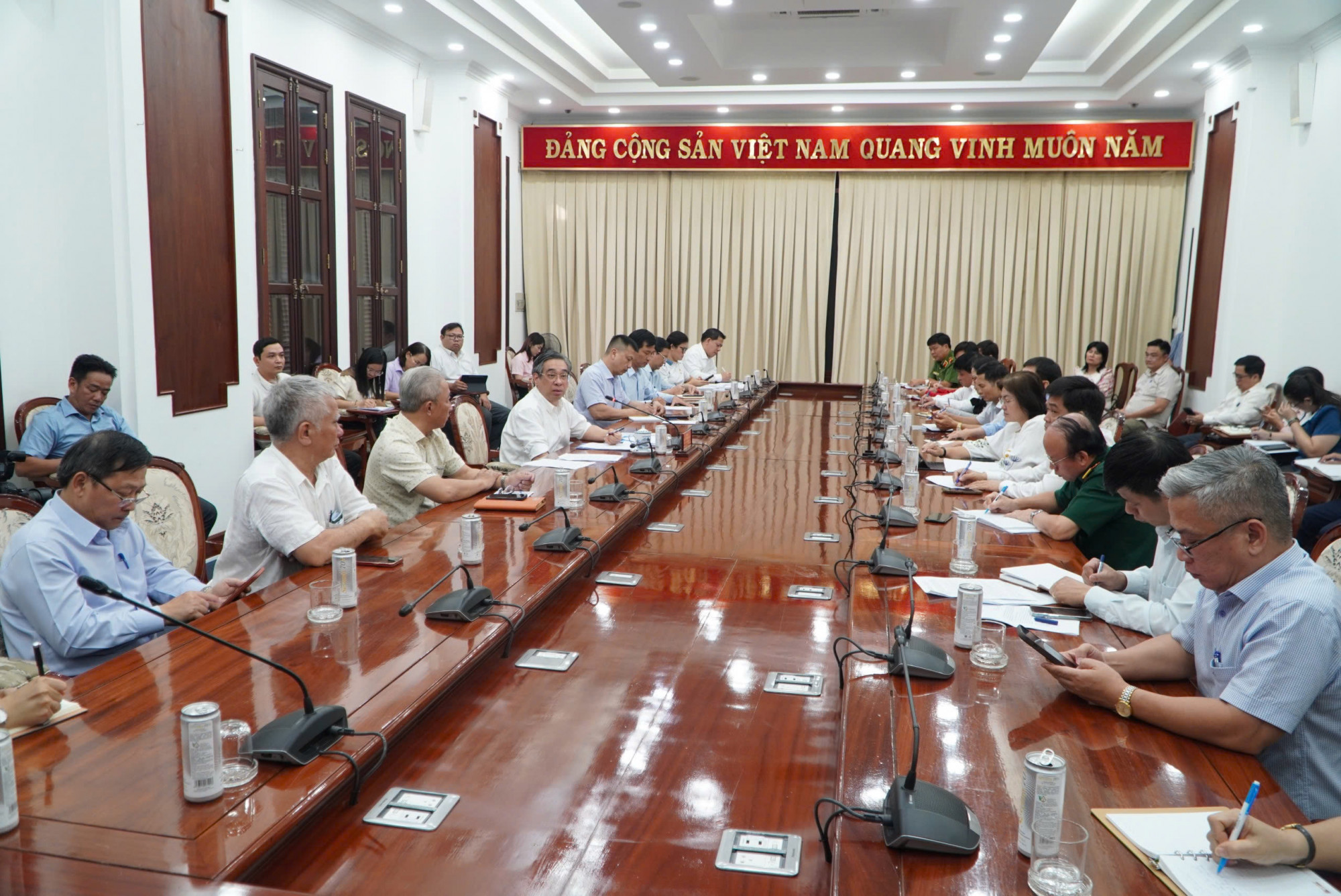 TPHCM kêu gọi ủng hộ đồng bào miền Trung bị ảnh hưởng bão lũ TPHCM họp khẩn TPHCM họp khẩn liên quan đến việc cứu trợ đồng bào bị ảnh hưởng do thiên tai, bão lũ tại tỉnh Khánh Hòa