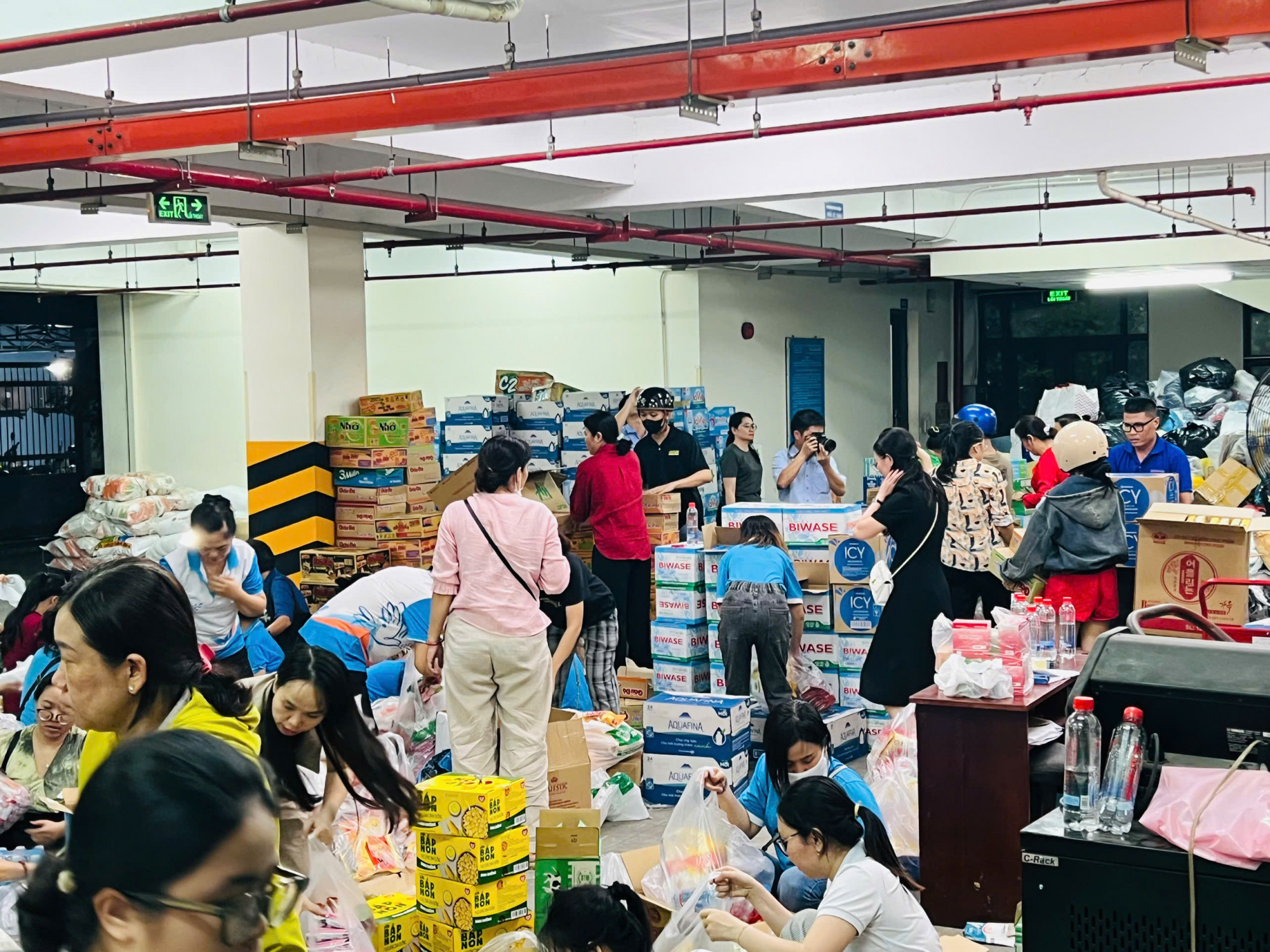 TPHCM kêu gọi ủng hộ đồng bào miền Trung bị ảnh hưởng bão lũ 20g00 tại Ủy ban MTTQ vẫn đang có rất đông người dân đến tham gia đóng góp ủng hộ đồng bào bị ảnh hưởng bão lũ - Ảnh: Quang Thế