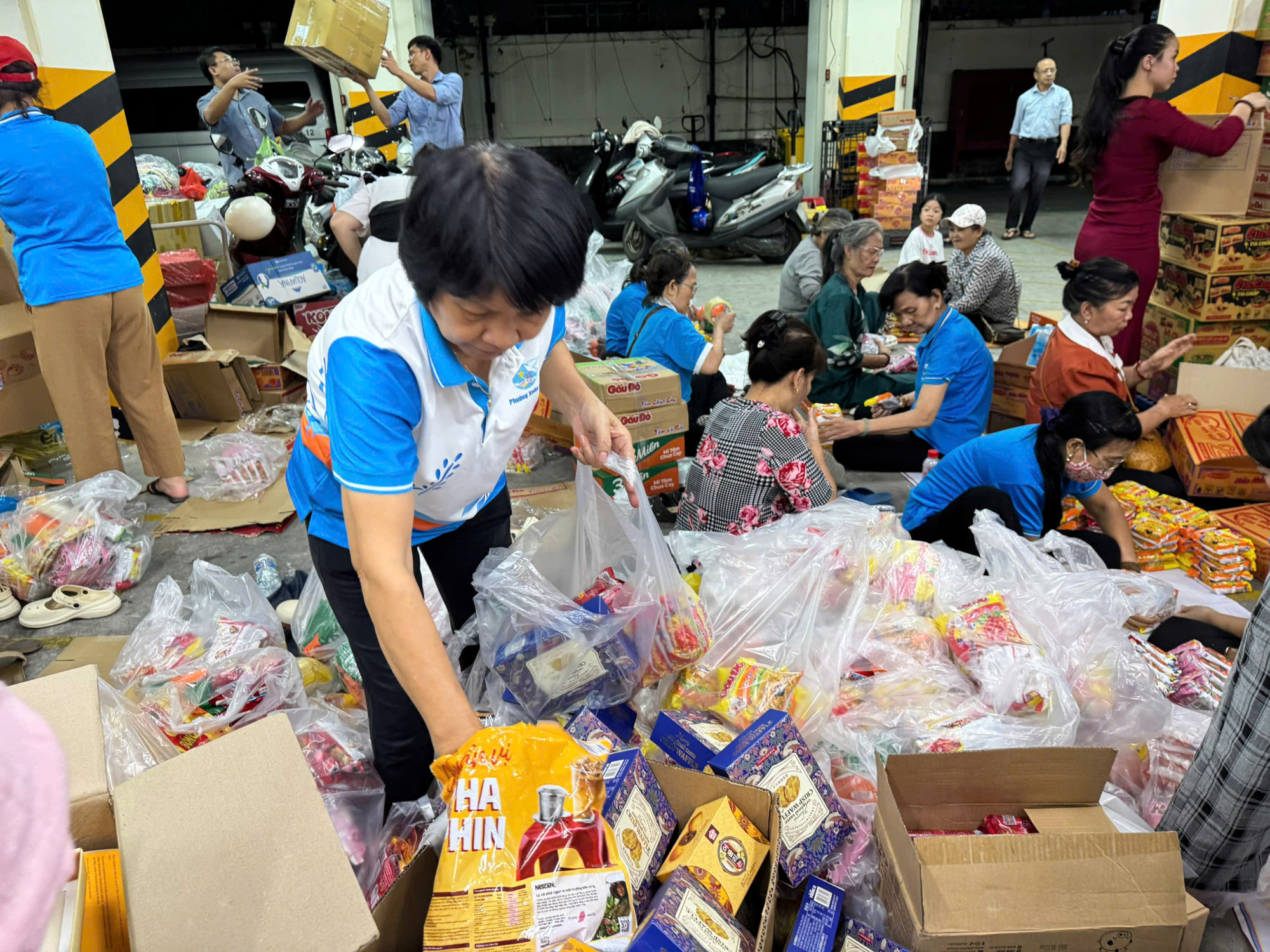 TPHCM kêu gọi ủng hộ đồng bào miền Trung bị ảnh hưởng bão lũ Các đơn vị, cá nhân đang cùng góp sức thực hiện phân loại hàng hóa - Ản: C.Thủy