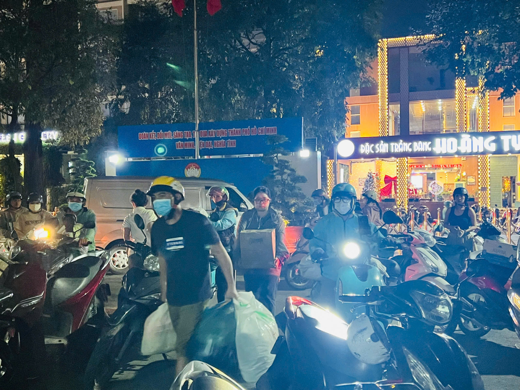 TPHCM kêu gọi ủng hộ đồng bào miền Trung bị ảnh hưởng bão lũ Ngay lúc này, rất đông người dân đã đến Ủy ban MTTQ Việt Nam TPHCM để góp