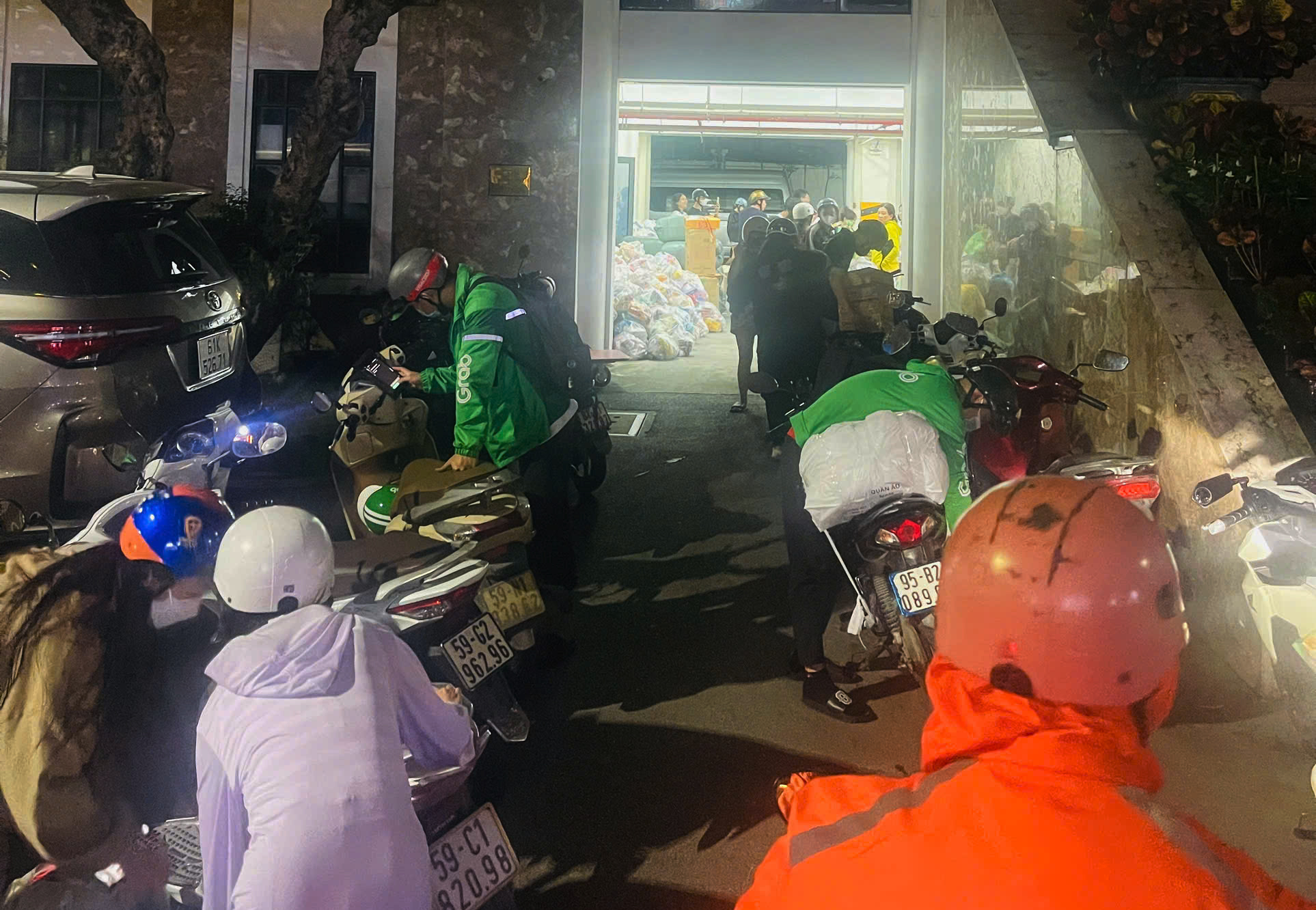 Ngay khi Ủy ban MTTQ TPHCM kêu gọi người dân cùng chung tay chia sẻ… để gửi gắm tình cảm tương thân, tương ái đến bà con đang oằn mình trong mưa lũ