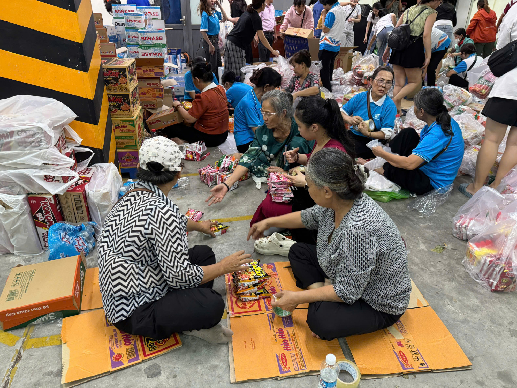 Khôn chỉ đến tham gia đóng góp, nhiều người còn tham gia phân loại, đóng gói hàng hóa thành từng túi quà 