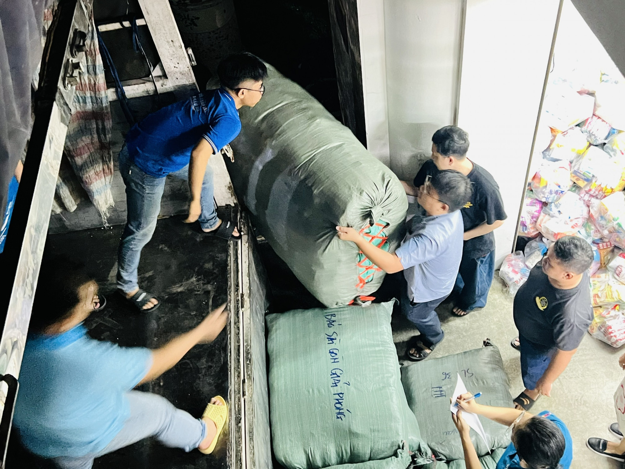 Ngay trong đêm, các lực lượng đã tham gia vận chuyển hàng hóa để chuyển đi 