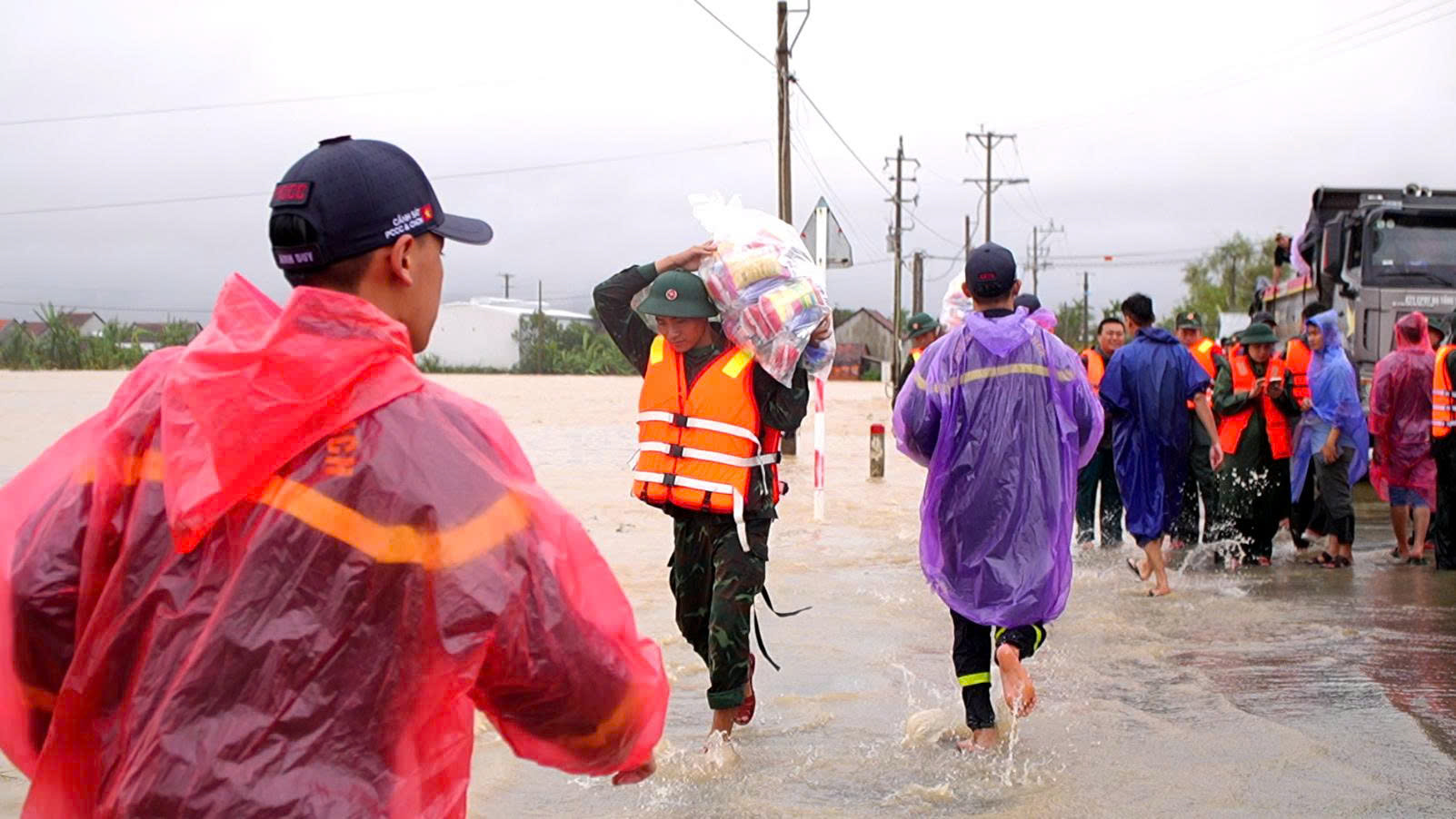 Các lực lượng nỗ lực cứu trợ cho người dân vùng lũ - Ảnh: Đ.H.