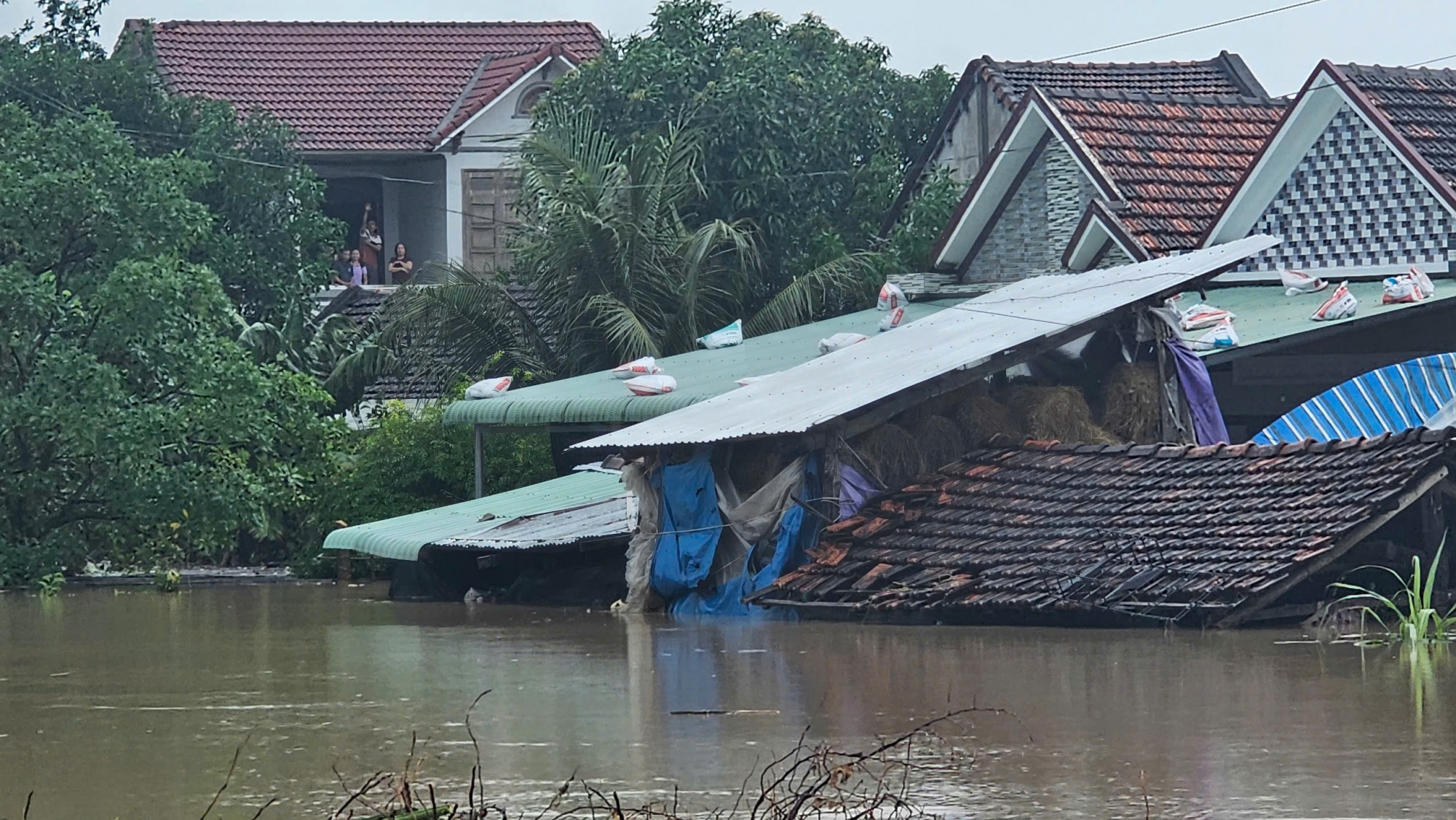 Nhiều khu vực vẫn bị ngập sâu trong biển nước - Ảnh: Đ.H.