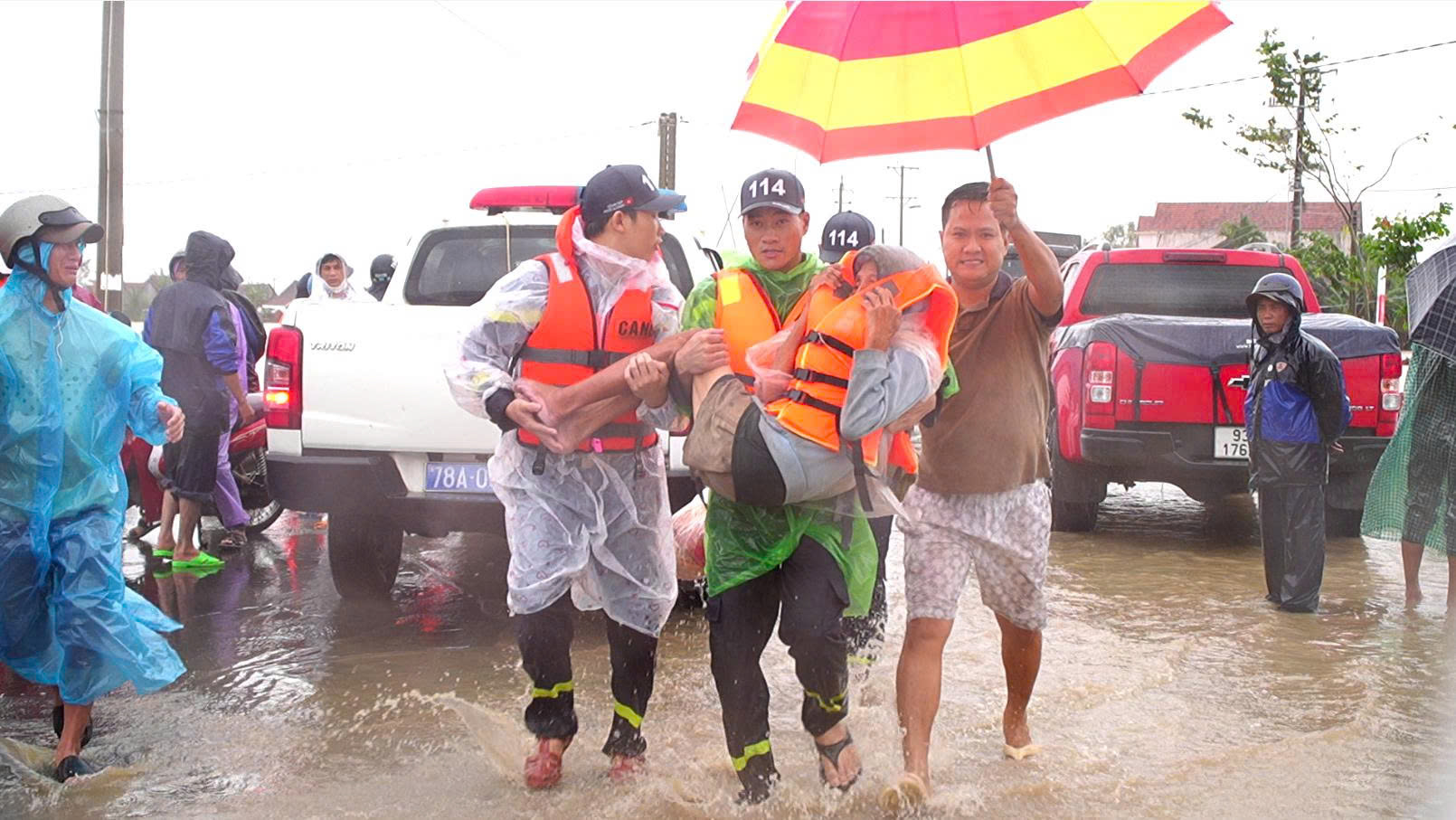 Lực lượng chức năng hỗ trợ di dời người dân ra khỏi vùng nguy hiểm - Ảnh: Đ.H.