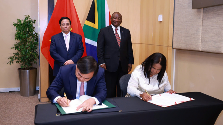 Hai nhà lãnh đạo chứng kiến Lễ ký kết Biên bản ghi nhớ về hợp tác nông nghiệp giữa Bộ Nông nghiệp và Môi trường Việt Nam và Bộ Nông nghiệp Nam Phi. (Ảnh: VGP/Nhật Bắc)