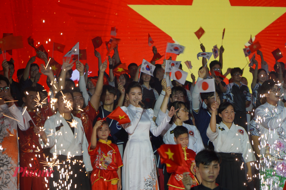 Đại diện các môn võ từ nhiều nước cùng lên sân khấu thể hiện sự gắn kết và hoà bình