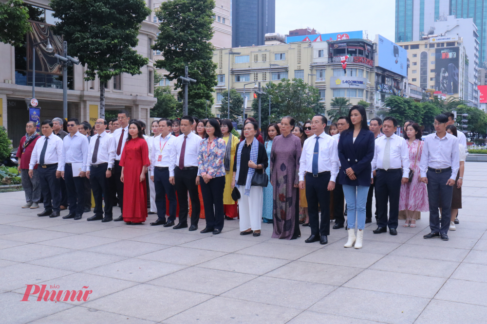 Đoàn đại biểu trong buổi lễ dâng hương tại Tượng đài Chủ tịch Hồ Chí Minh - Ảnh: Phương Nhã 