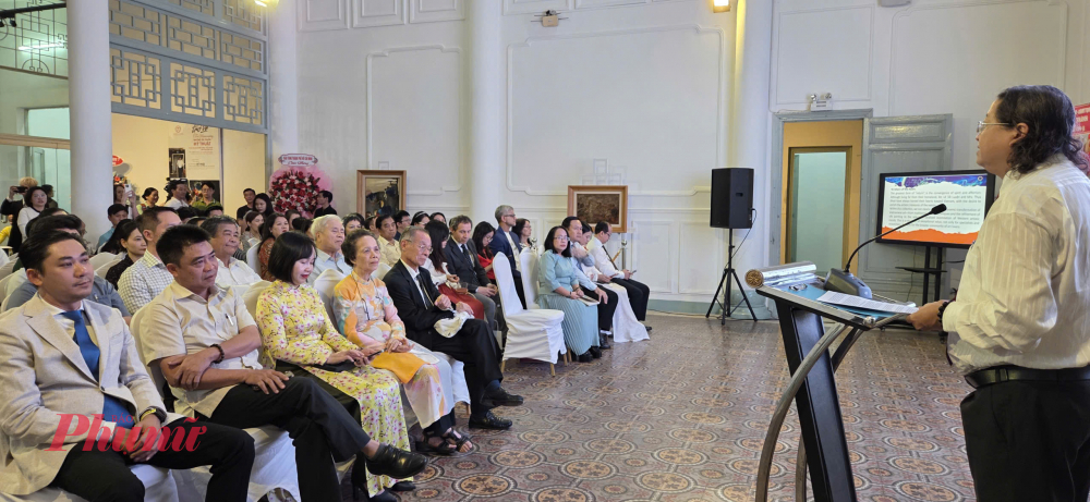 Phó giám đốc Sở Văn hóa và Thể thao TPHCM Nguyễn Minh Nhựt phát biểu tại lễ khai mạc trưng bày - Ảnh: Ngọc Tuyết