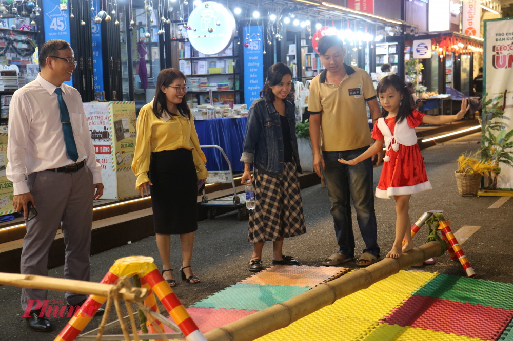 Thử thách leo cầu ùm đòi hỏi sự nhanh nhạy và khéo léo từ người chơi - Ảnh: Phương Nhã