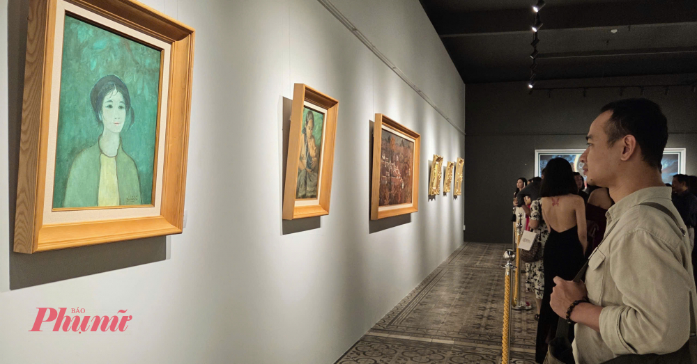 Khách xem tranh - Ảnh: Ngọc Tuyết