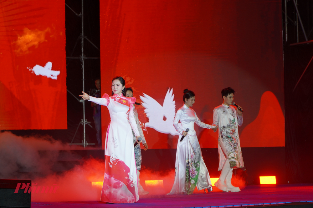 Ca sĩ Duyên Quỳnh thể hiện ca khúc Viết tiếp câu chuyện hoà bình