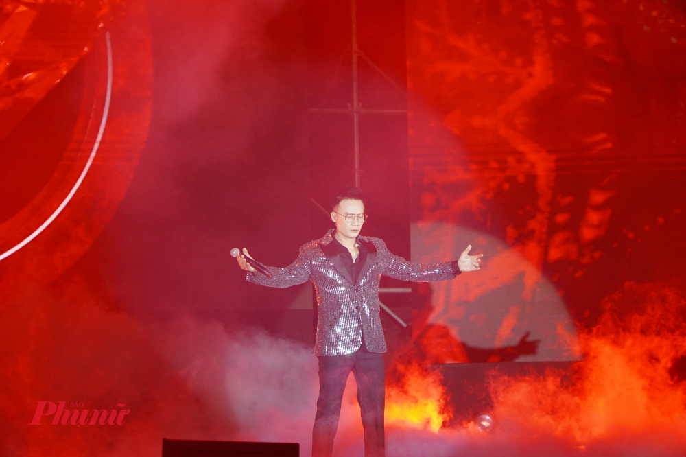 Ca sĩ Hoàng Bách thể hiện ca khúc Chạm vào Vinh Quang