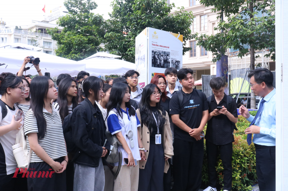 Sinh viên trường Đại học Văn hóa chăm chú lắng nghe giới thiệu về triển lãm ảnh - Ảnh: Phương Nhã