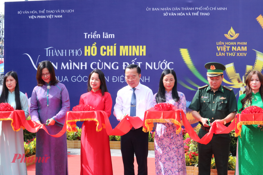 Đoàn đại biểu thực hiện nghi thức cắt băng, chính thức khai mạc triển lãm - Ảnh: Phương Nhã