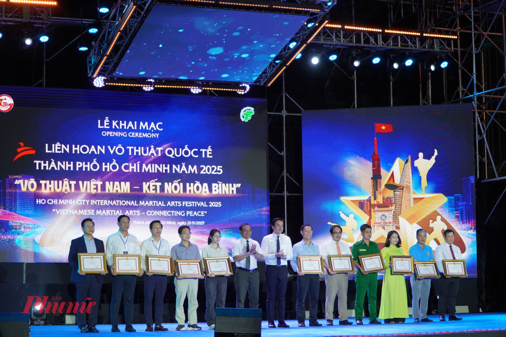 Trao Kỷ niệm chương và Bằng khen của UBND TP.HCM cho các đơn vị đồng hành