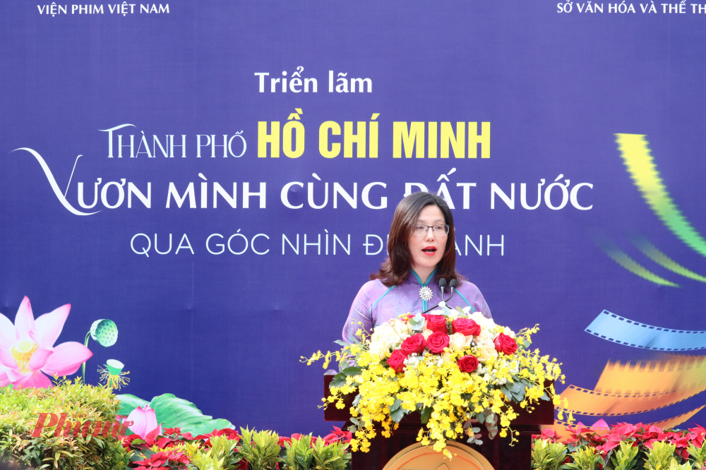Viện trưởng Viện Phim Việt Nam Lê Thị Hà phát biểu khai mạc Triển lãm ảnh Thành phố Hồ Chí Minh vươn mình cùng đất nước qua góc nhìn điện ảnh - Ảnh: Phương Nhã