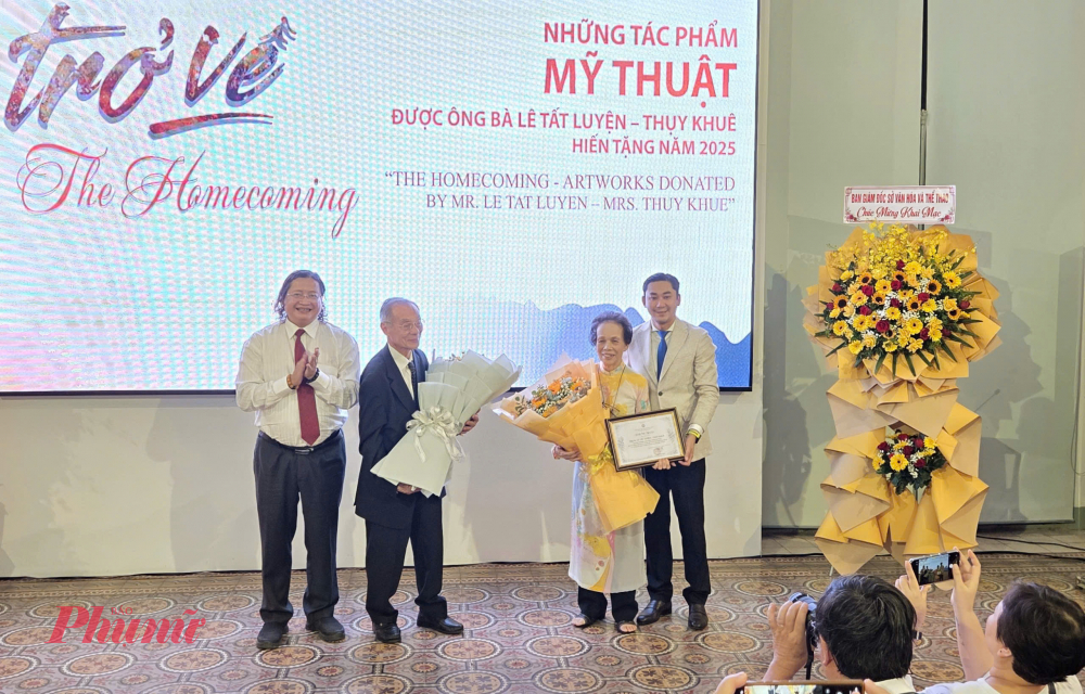 Phó Giám đốc Sở Văn hóa và Thể thao TPHCM Nguyễn Minh Nhựt (bìa trái) và Phó Giám đốc phụ trách Bảo tàng Mỹ thuật TPHCM Trần Minh Công