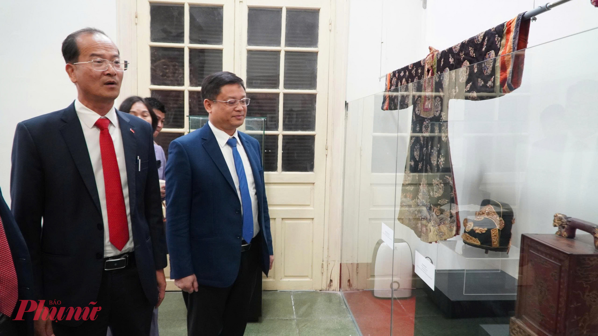 Ông Nguyễn Thanh Bình- Phó chủ tịch Thường trực UBND TP Huế tham quan không gian triển lãm