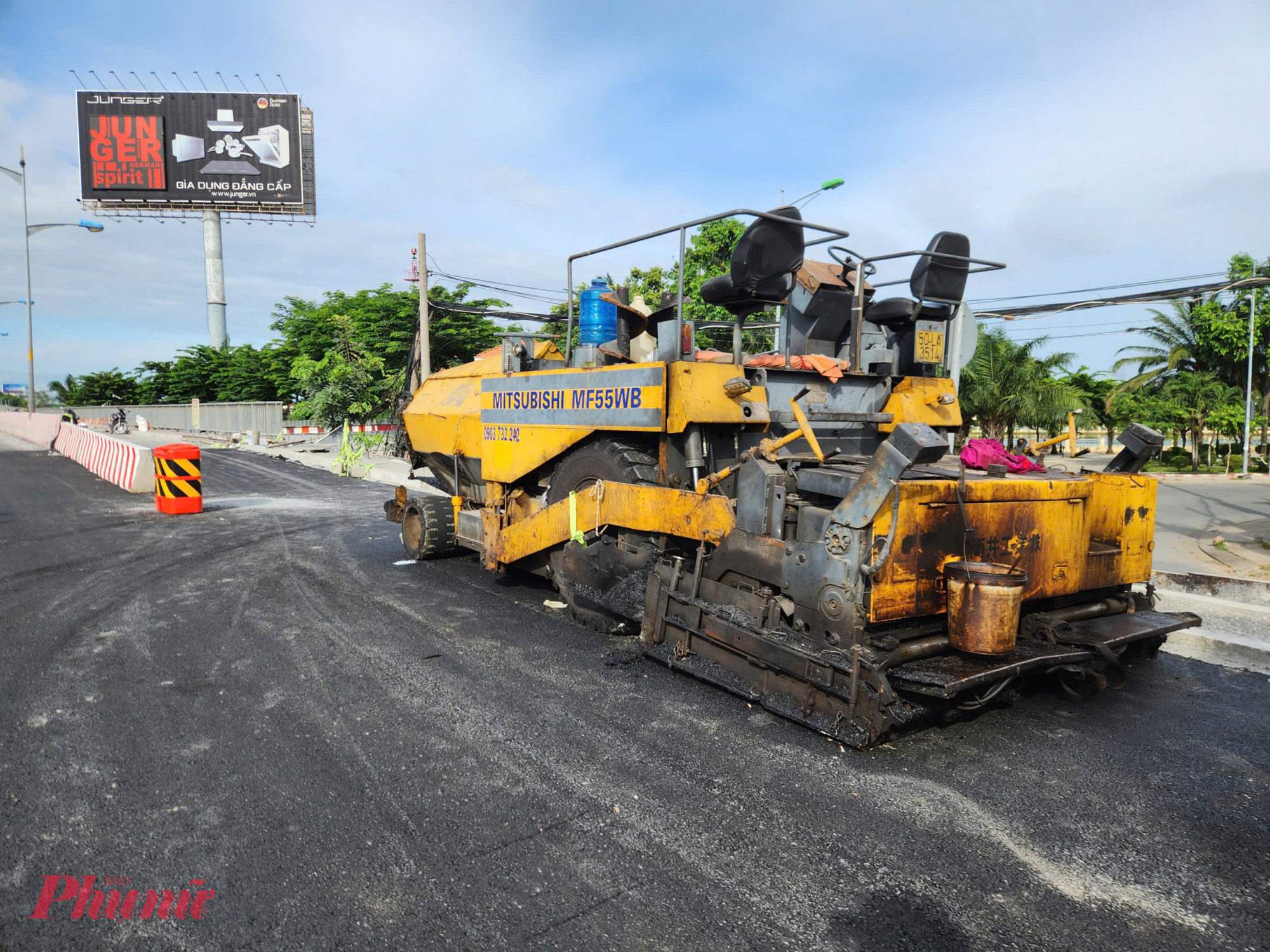 Máy móc thi công trải nhựa đường tại cầu Bình Triệu 1 - Ảnh: Nguyễn Văn